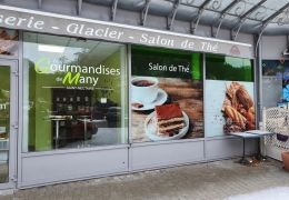 Enseigne et vitrine magasin