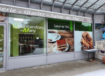 Enseigne et vitrine magasin